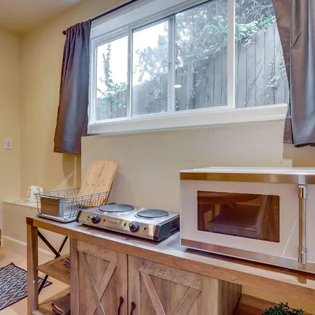 Airy Seattle Apartment About 7 Mi To Downtown!